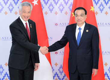 国务院总理李克强会见新加坡及越南总