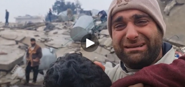 叙利亚男子崩溃：一家12人死于地震