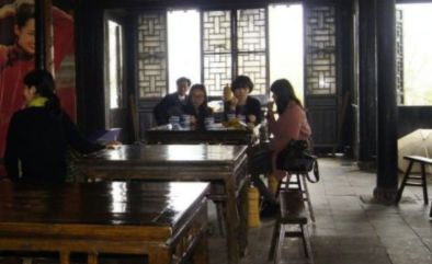 上海茶楼暗藏色相交易，老人被诱导消费1800元