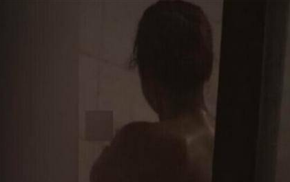 女子洗澡被男室友偷窥，算不算侵犯隐私