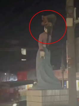 男子醉酒强吻香蕉姑娘雕塑，当地警方调查