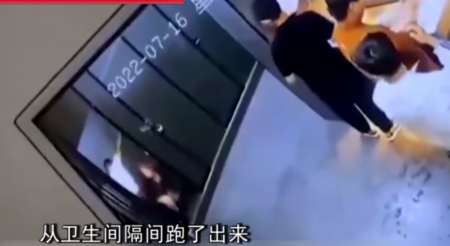 上海夜店：女子卫生间遭男子踢门受伤
